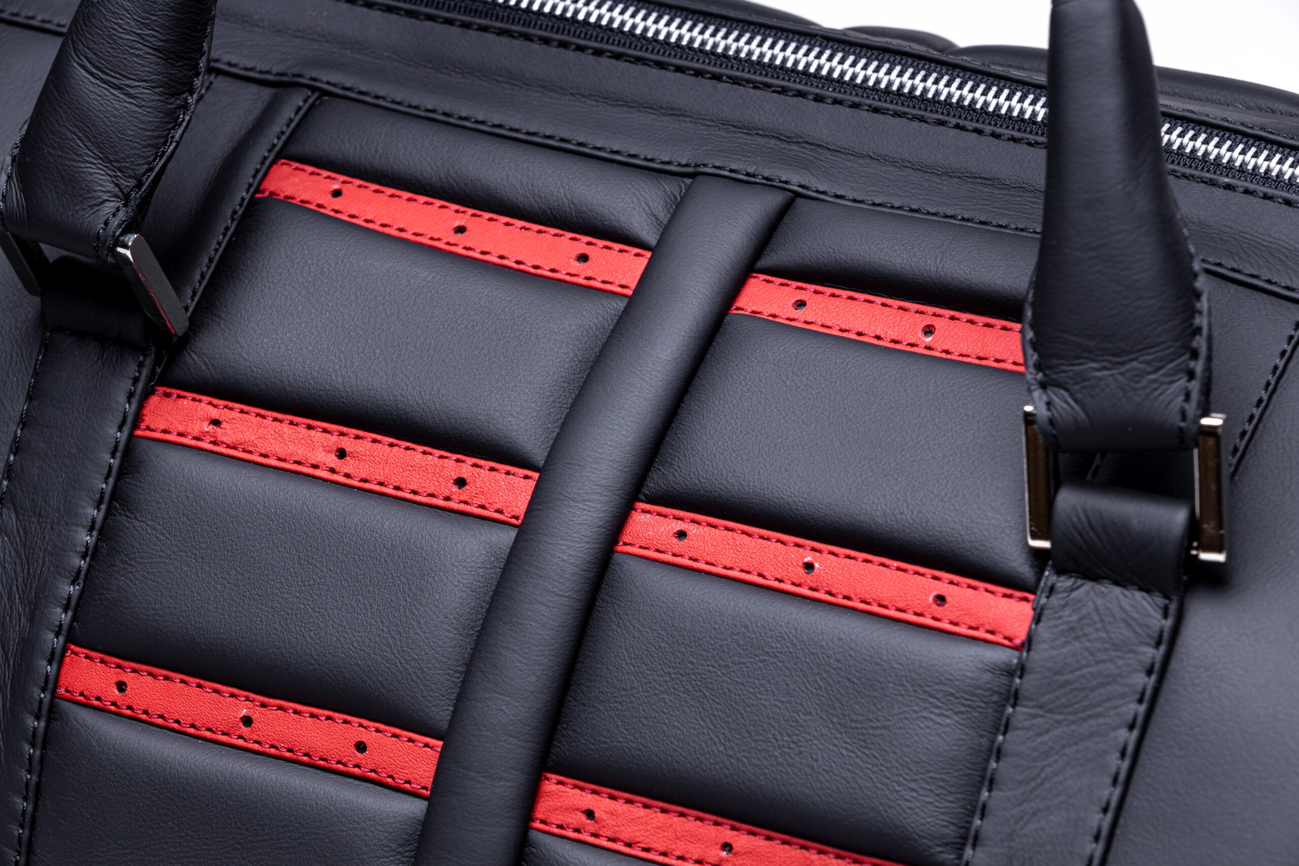 2 scaled Autopolsterei Weekender Schwarz-Rot – sportliches Streifendesign – Detail- und weitere Ansicht