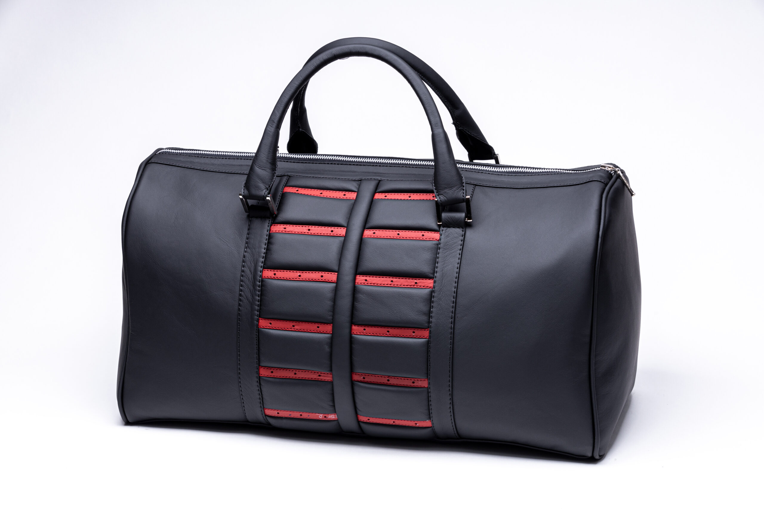 3 scaled Autopolsterei Weekender Schwarz-Rot – sportliches Streifendesign – Gesamtansicht