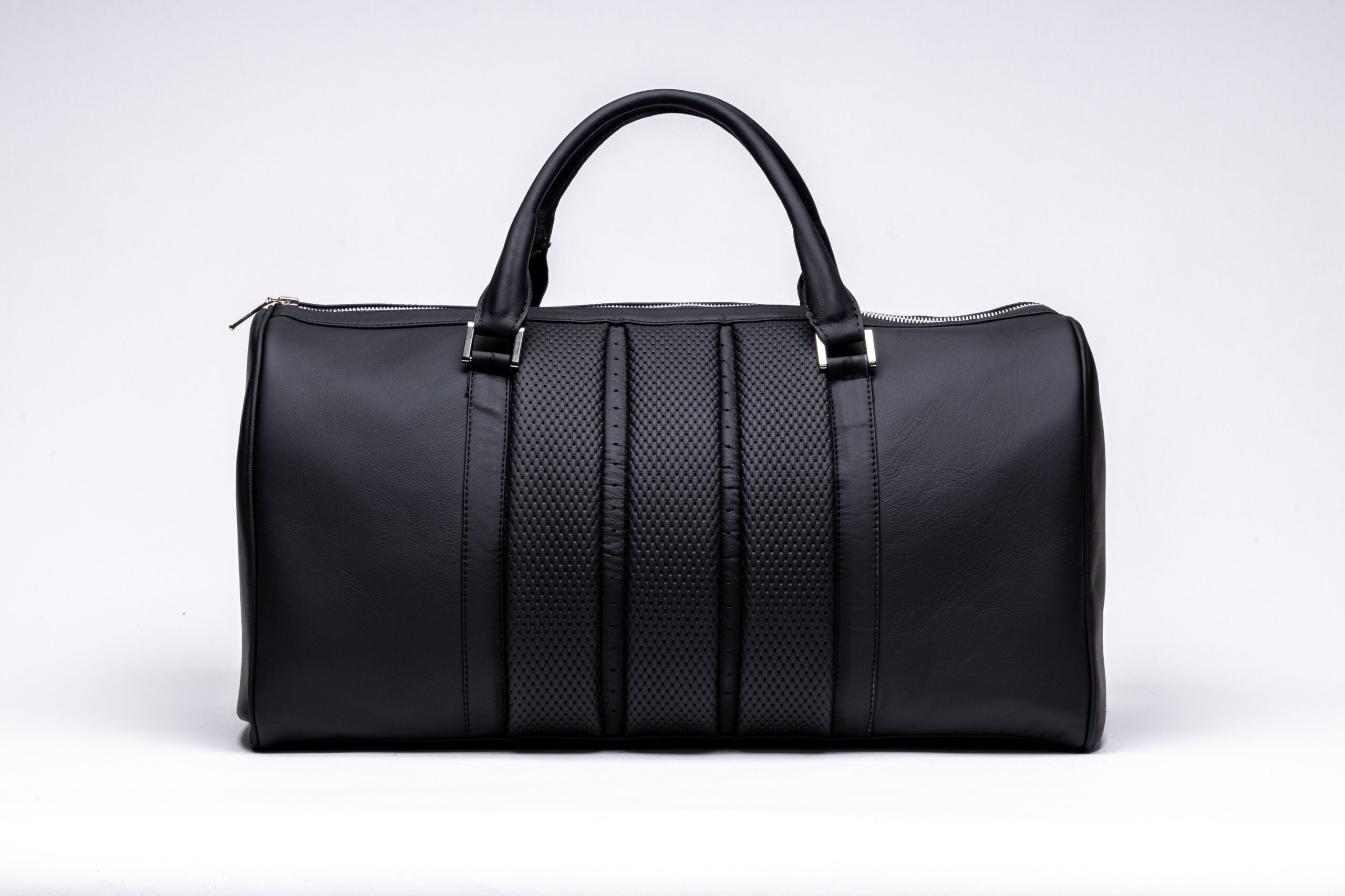 47 scaled Autopolsterei Weekender Schwarz – perforiertes Streifendesign – Gesamtansicht