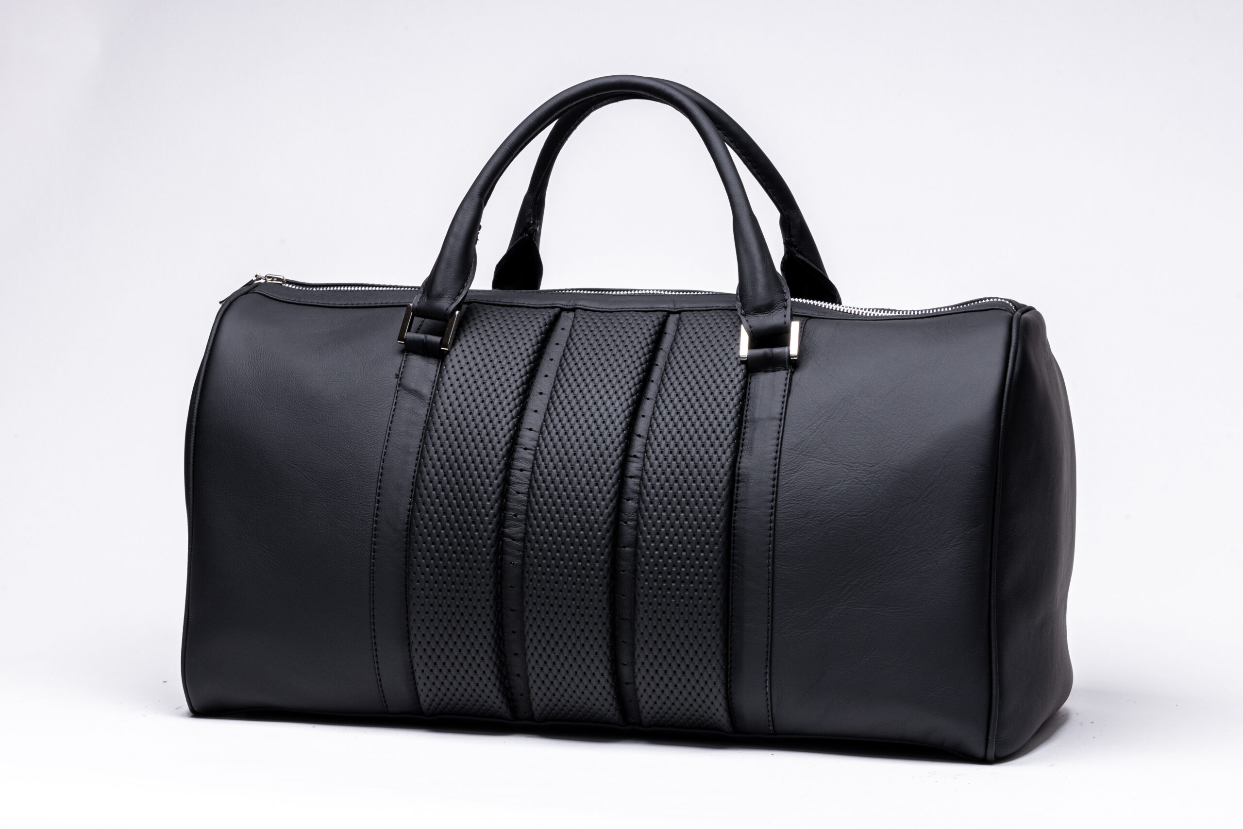 48 scaled Autopolsterei Weekender Schwarz – perforiertes Streifendesign – Detail- und weitere Ansicht