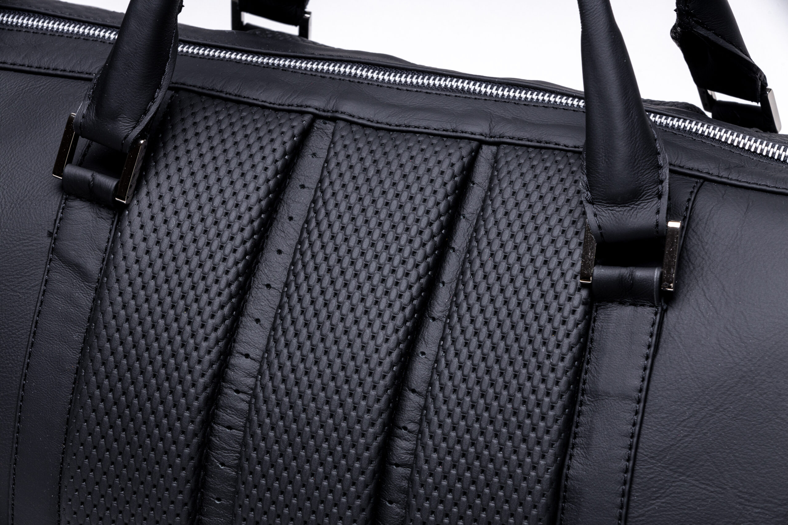 51 scaled Autopolsterei Weekender Schwarz – perforiertes Streifendesign – Detail- und weitere Ansicht