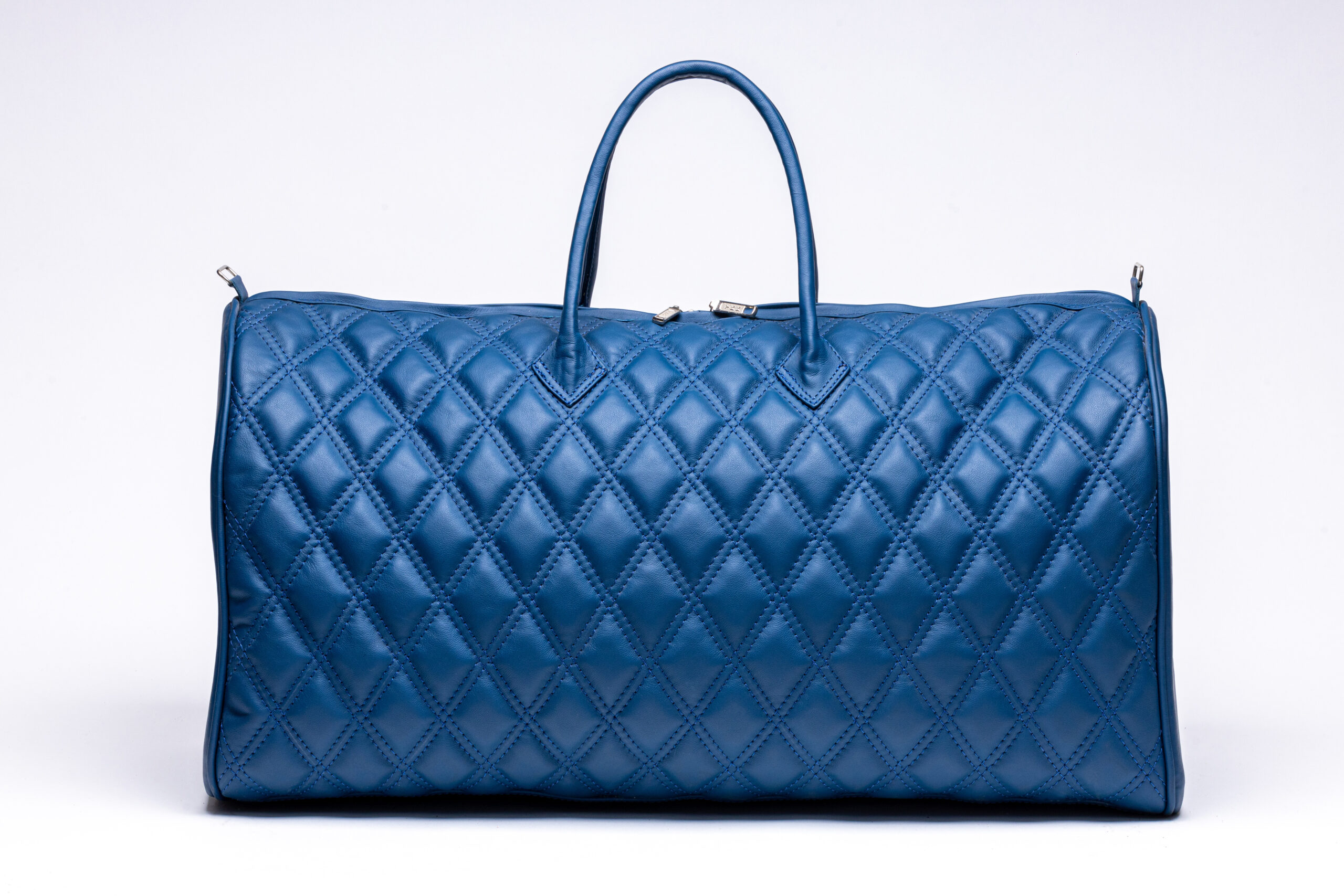 57 scaled Autopolsterei Weekender Schwarz – perforiertes Streifendesign – Detail- und weitere Ansicht