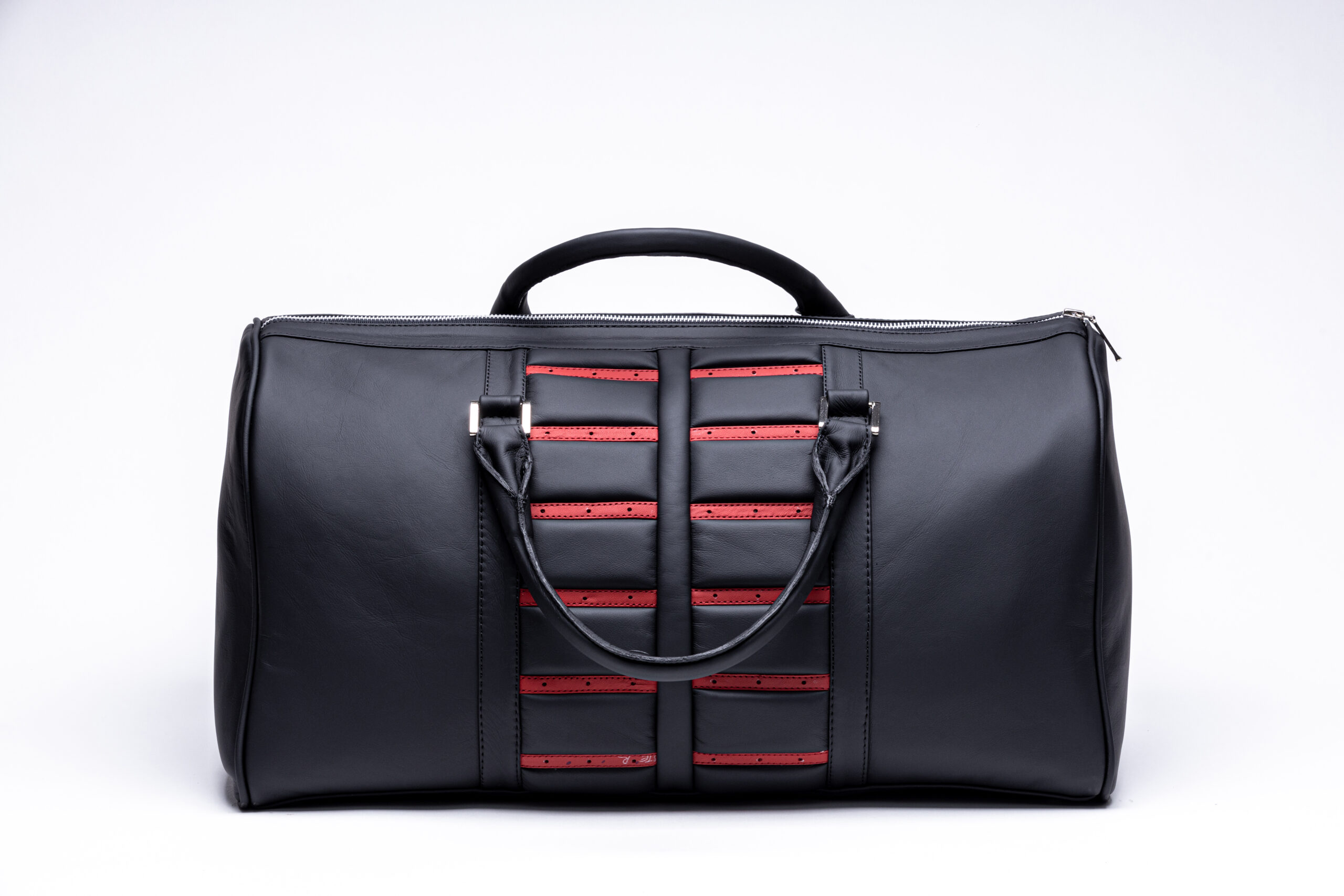6 scaled Autopolsterei Weekender Schwarz-Rot – sportliches Streifendesign – Detail- und weitere Ansicht