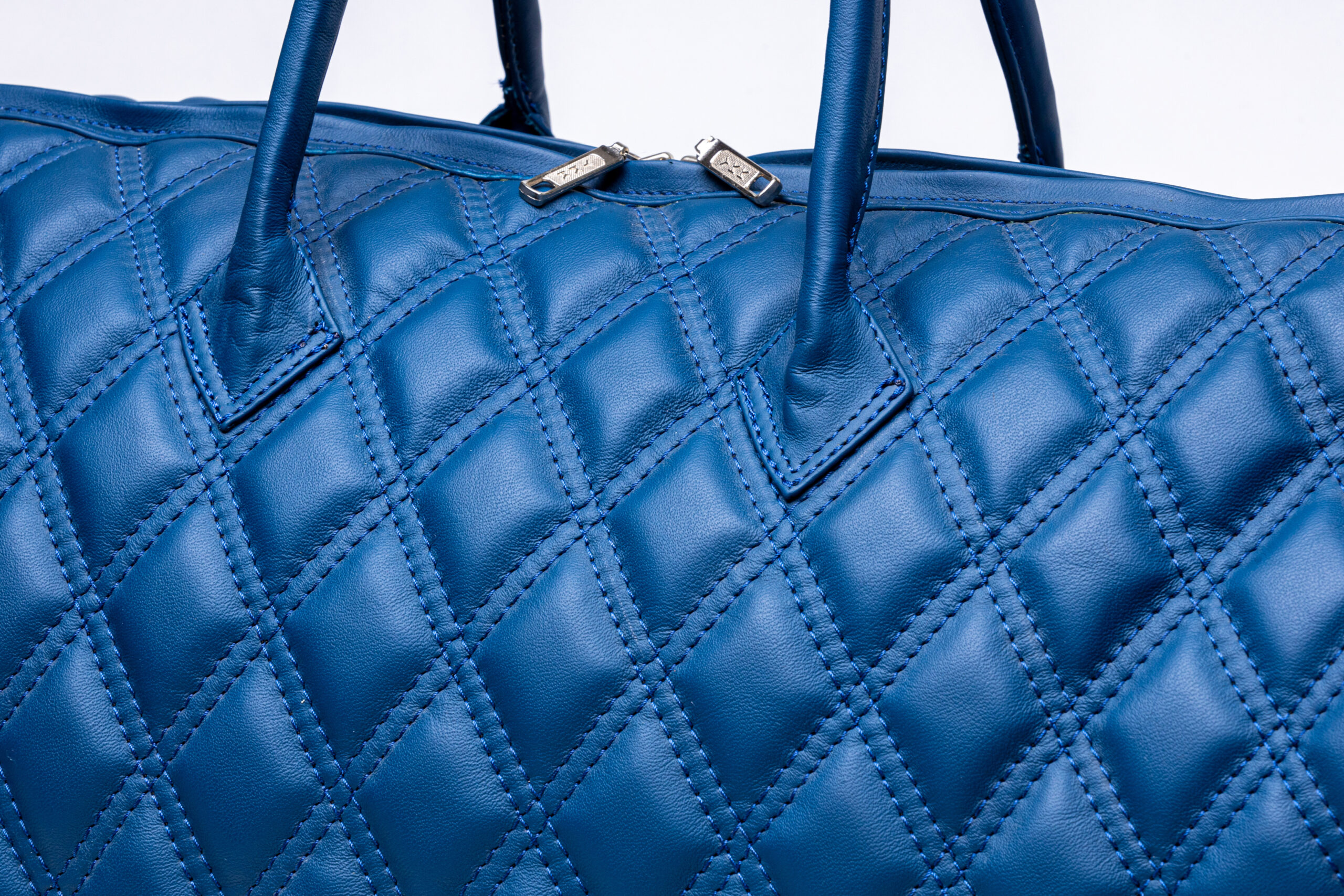 61 scaled Autopolsterei Weekender Blau – Rautensteppung – Detail- und weitere Ansicht