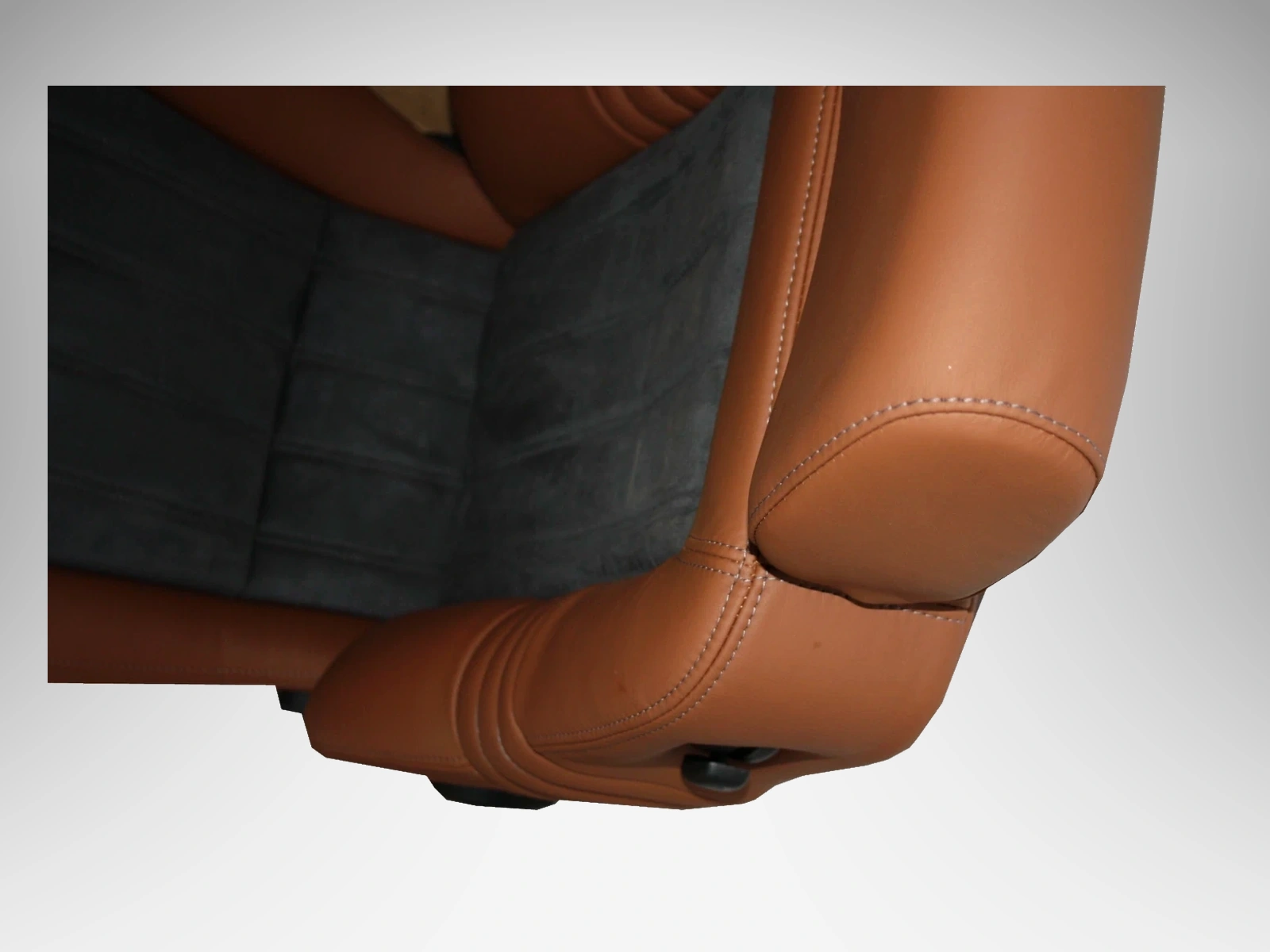 2 recaro ergomed ds sitze cognac leder schwarzes alcantara klimapaket 03 referenzhintergrund Autopolsterei Recaro Ergomed DS cognac – Ausführung cognac, Produktansicht 3