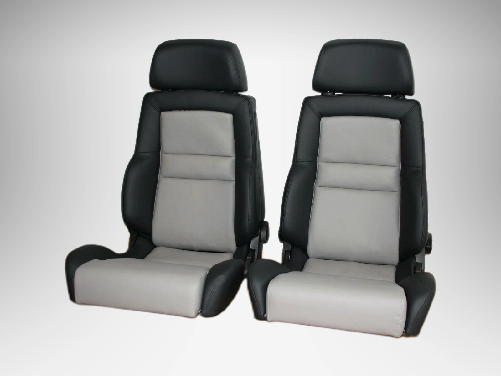 2 recaro idealsitz cs sitze schwarz und hellgrau leder elektrisch 01 referenzhintergrund Autopolsterei Recaro Idealsitz CS Sitzpaar aus schwarzem Leder und hellgrauen Mittelbahnen – Ansicht 1