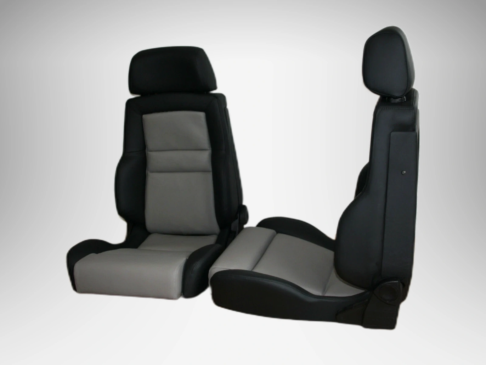 2 recaro idealsitz cs sitze schwarz und hellgrau leder elektrisch 02 referenzhintergrund Autopolsterei Recaro Idealsitz CS Sitzpaar mit schwarzem Leder außen und hellgrauer Mitte – Ansicht 2