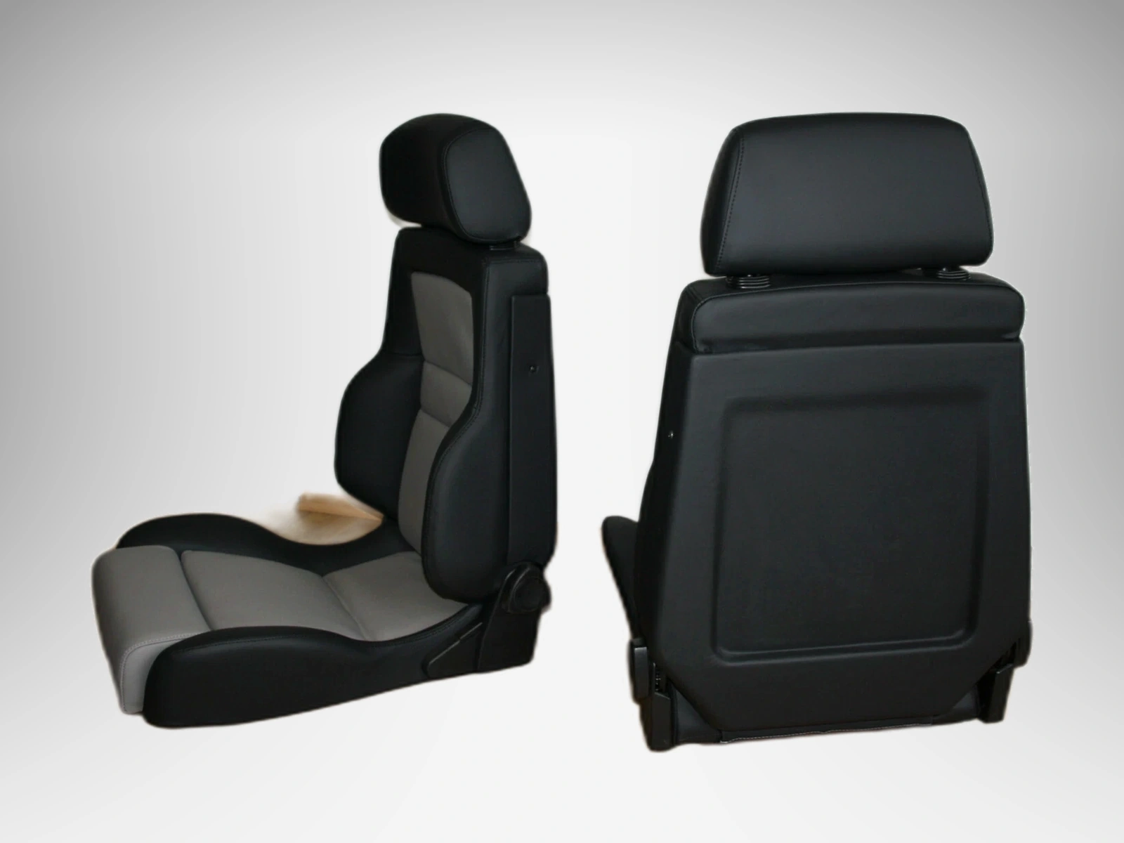 2 recaro idealsitz cs sitze schwarz und hellgrau leder elektrisch 03 referenzhintergrund Autopolsterei Recaro Idealsitz CS Sitzpaar, neu bezogene Sitze in Schwarz und Hellgrau – Ansicht 3