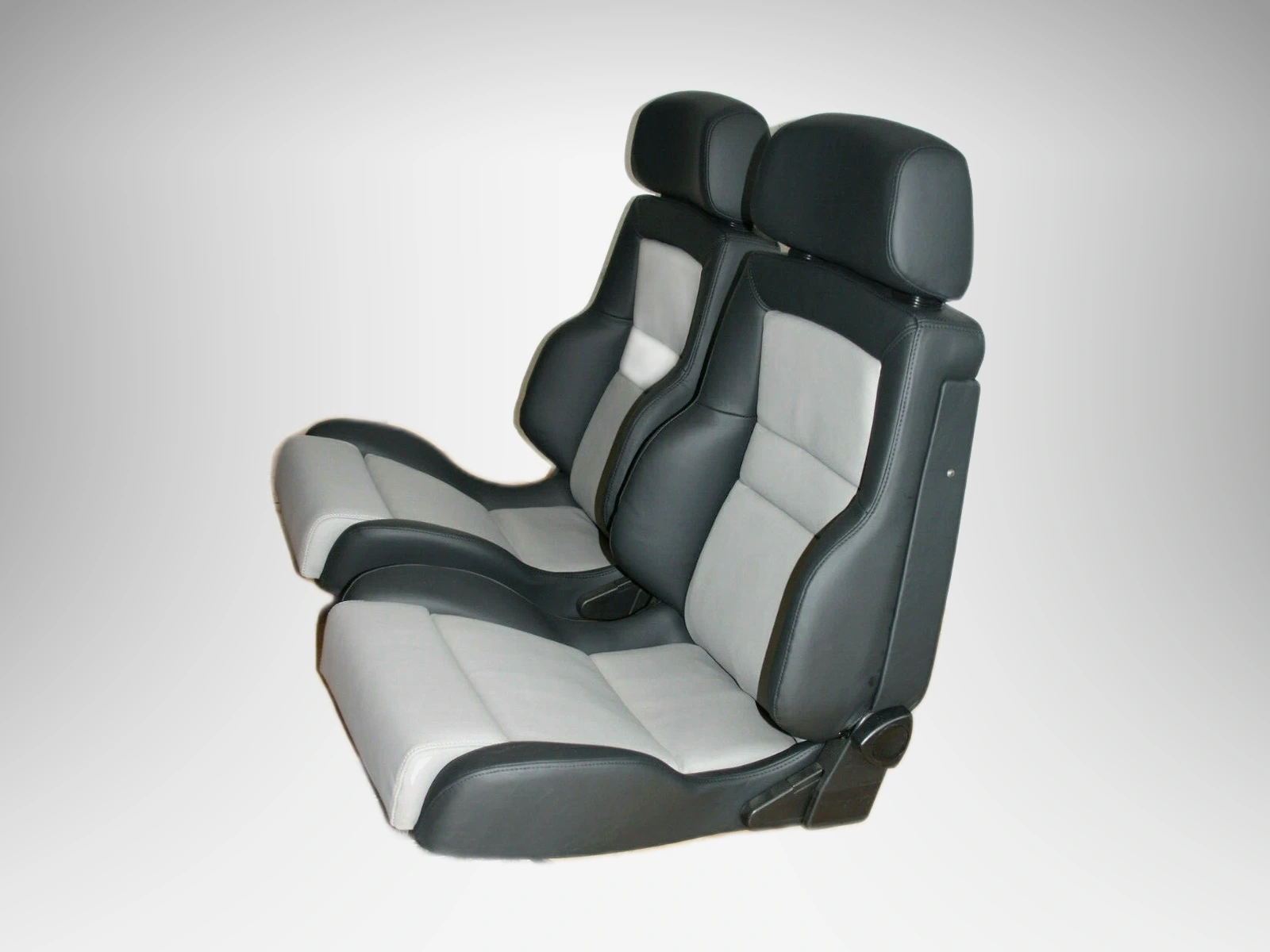 2 recaro idealsitz cs sitze schwarz und hellgrau leder elektrisch 04 referenzhintergrund Autopolsterei Recaro Idealsitz CS Sitzpaar mit elektrischer Höheneinstellung – Ansicht 4