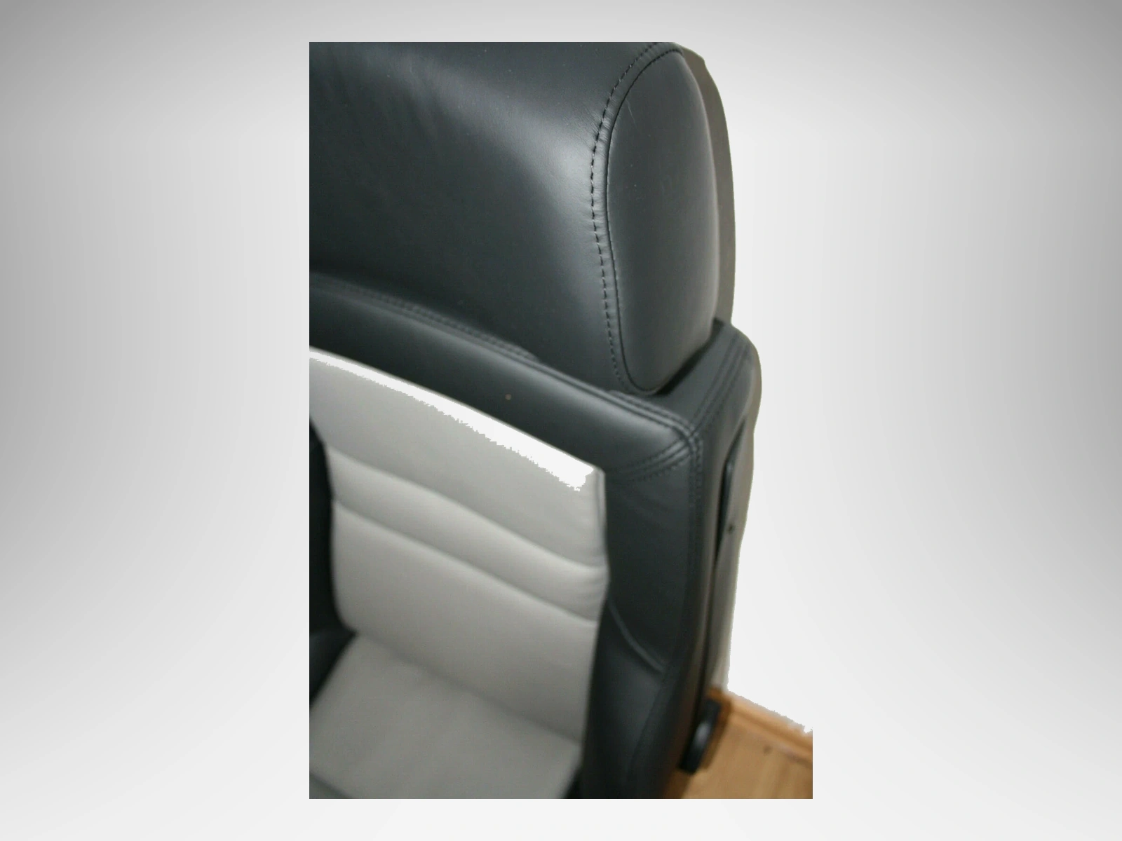 2 recaro idealsitz cs sitze schwarz und hellgrau leder elektrisch 05 referenzhintergrund Autopolsterei Recaro Idealsitz CS Sitzpaar, Lederbezüge in Schwarz und Hellgrau – Ansicht 5