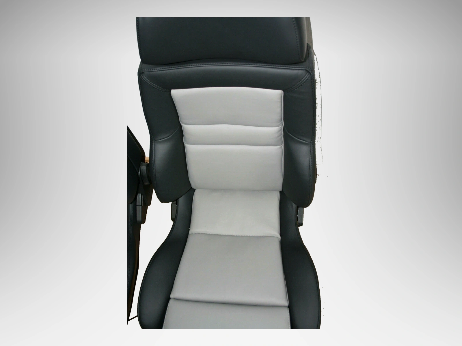 2 recaro idealsitz cs sitze schwarz und hellgrau leder elektrisch 06 referenzhintergrund Autopolsterei Recaro Idealsitz CS Sitzpaar, Gesamtansicht der neu bezogenen Sitze – Ansicht 6