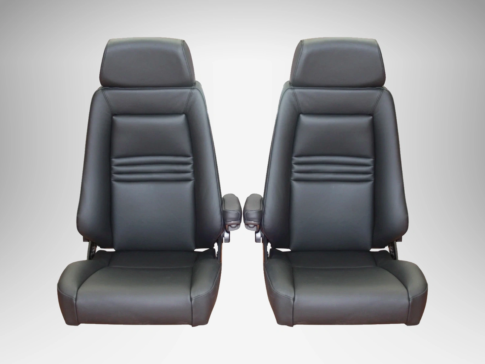2 recaro specialist s sitze schwarz mit armlehnen neu bezogen 01 referenzhintergrund Autopolsterei Recaro Specialist S schwarz Armlehnen – Produktansicht 1