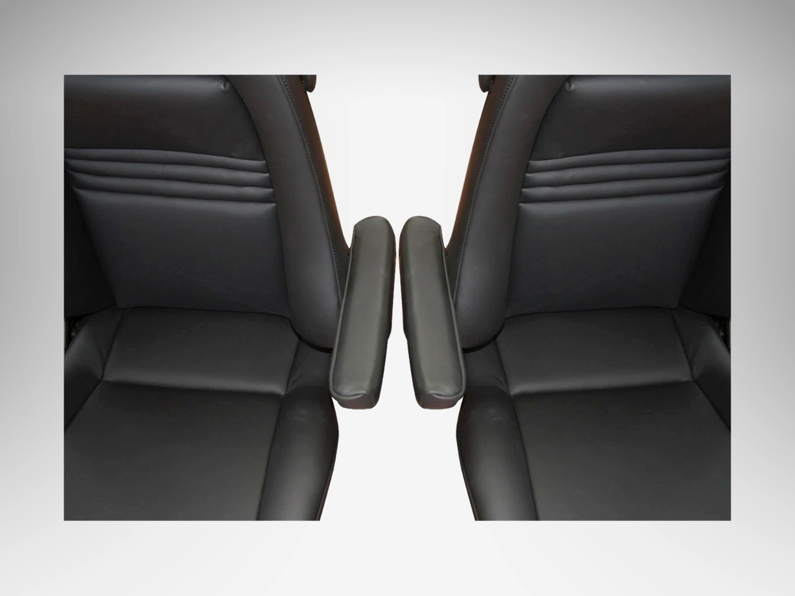 2 recaro specialist s sitze schwarz mit armlehnen neu bezogen 05 referenzhintergrund Autopolsterei Recaro Specialist S schwarz Armlehnen – Ausführung schwarz, Produktansicht 5