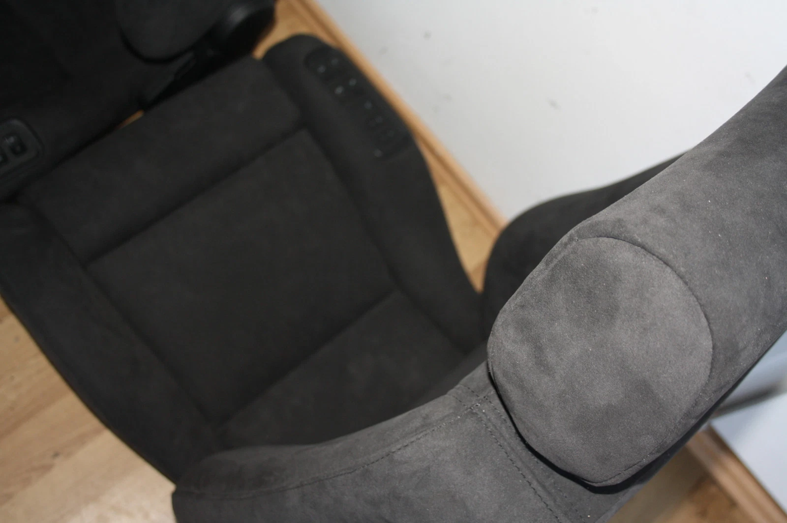 RECARO Ergomed DS schwarzes Alcantara – Bild 4 Autopolsterei RECARO Ergomed DS Sitz in schwarzem Alcantara, Produktfoto 4 von 6