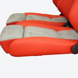 Detailaufnahme der roten RECARO Specialist M Sitzfläche mit grauem Alcantara
