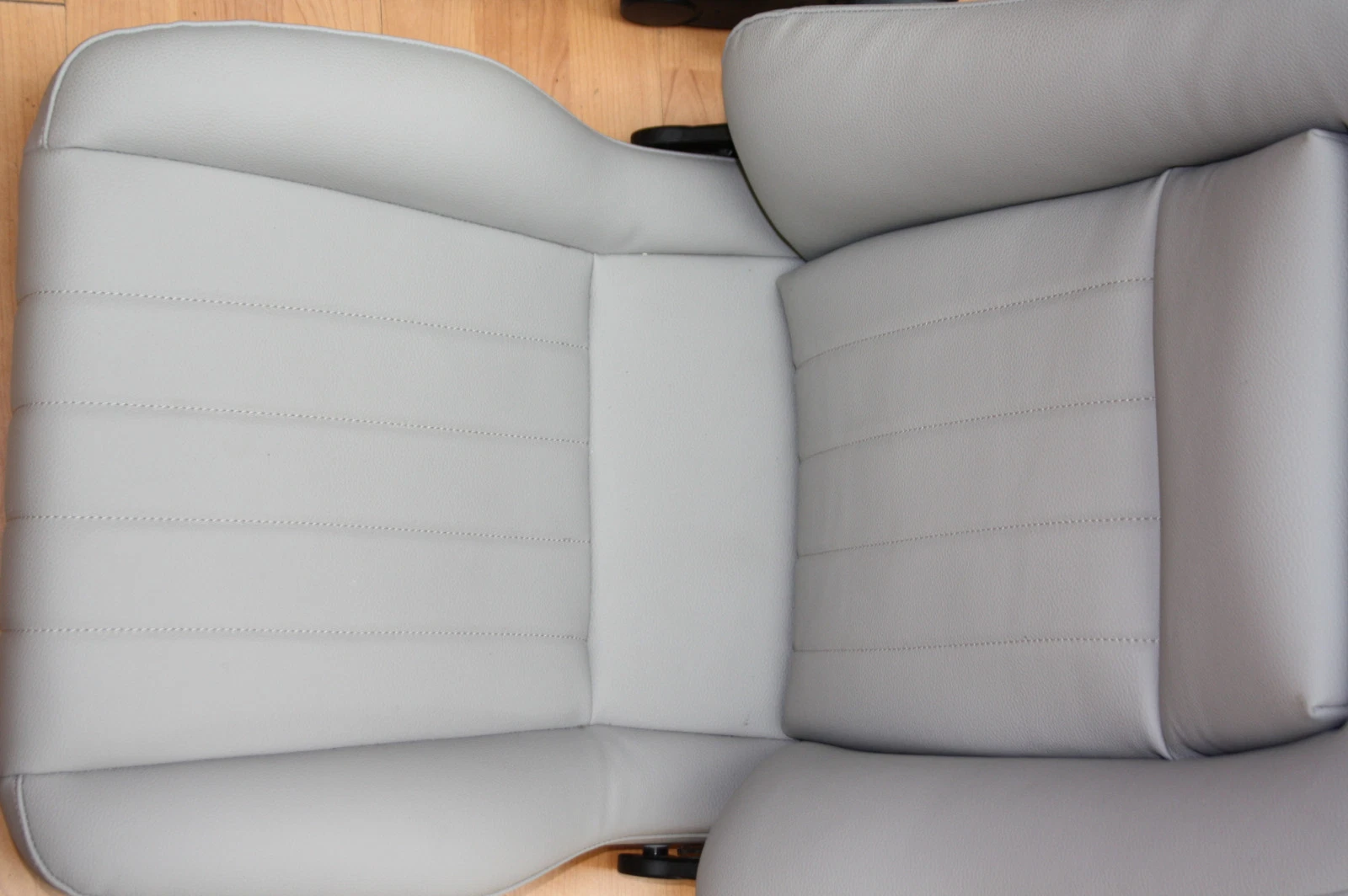 s l1600 126 Autopolsterei Grauer Kunstlederbezug mit Pfeifennaht auf RECARO Sitzen